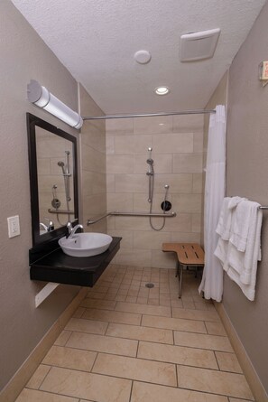 Combined shower/bathtub, towels - Motel 6 Ontario, CA - Airport (Ontario)