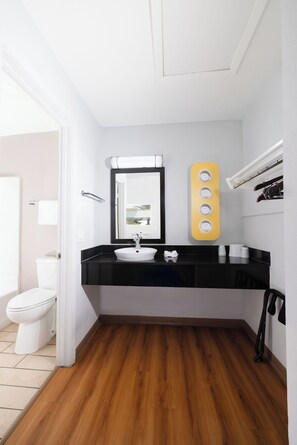 Combined shower/tub, towels