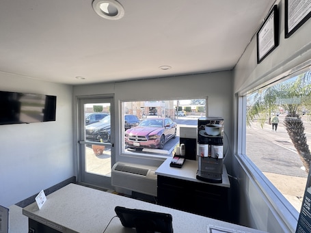 Lobby. Motel 6 Ontario, CA - Airport