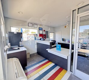 Lobby - Motel 6 Ontario, CA - Airport (Ontario)