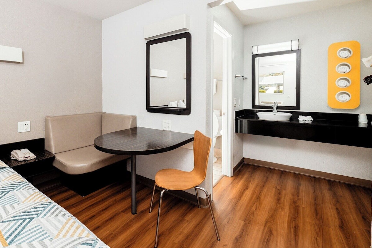 Free WiFi, bed sheets