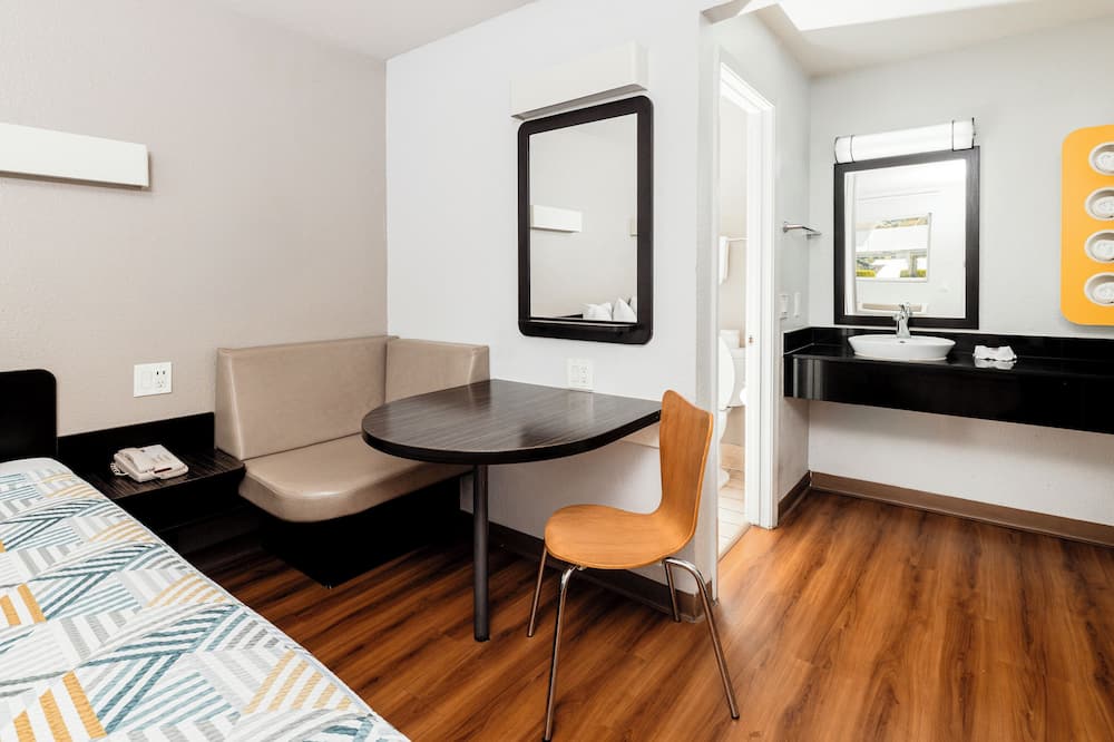 Motel 6 Ontario, CA - Airport