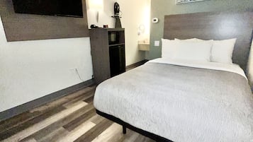 Huone, 1 parisänky, tupakointi kielletty | Työpöytä, ilmainen Wi-Fi, vuodevaatteet