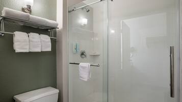 Suihkun ja ammeen yhdistelmä, ilmaiset hygieniatuotteet, pyyhkeet