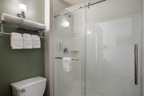 Combined shower/bathtub, free toiletries, towels