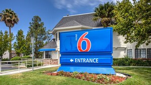 A motel sign with the number 6 and an entrance arrow. - Motel 6 Fairfield, CA - North (Fairfield)