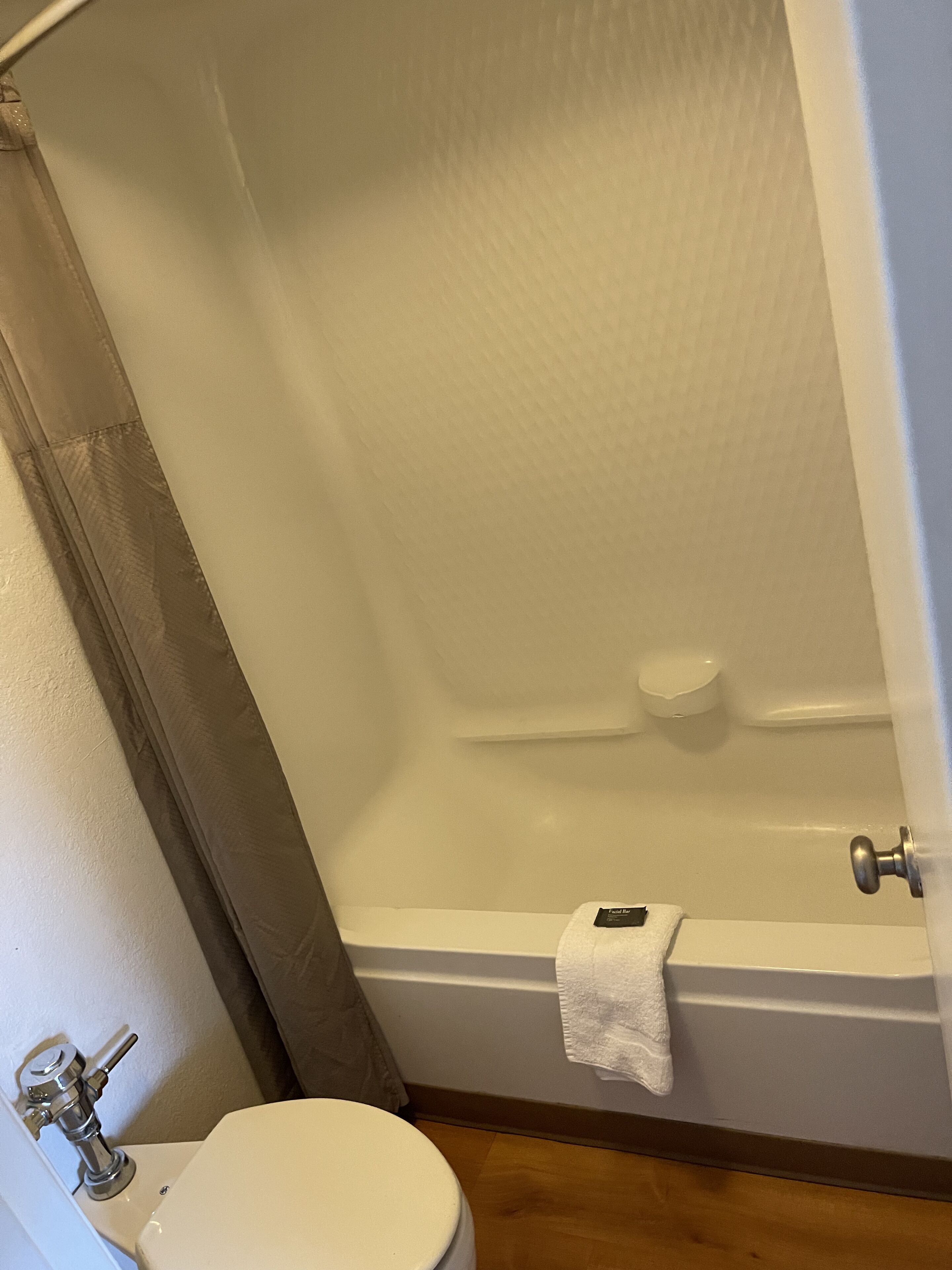 Un baño con inodoro, ducha y bañera.