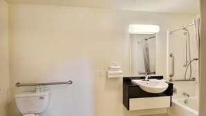 Un baño con inodoro, lavamanos y bañera.