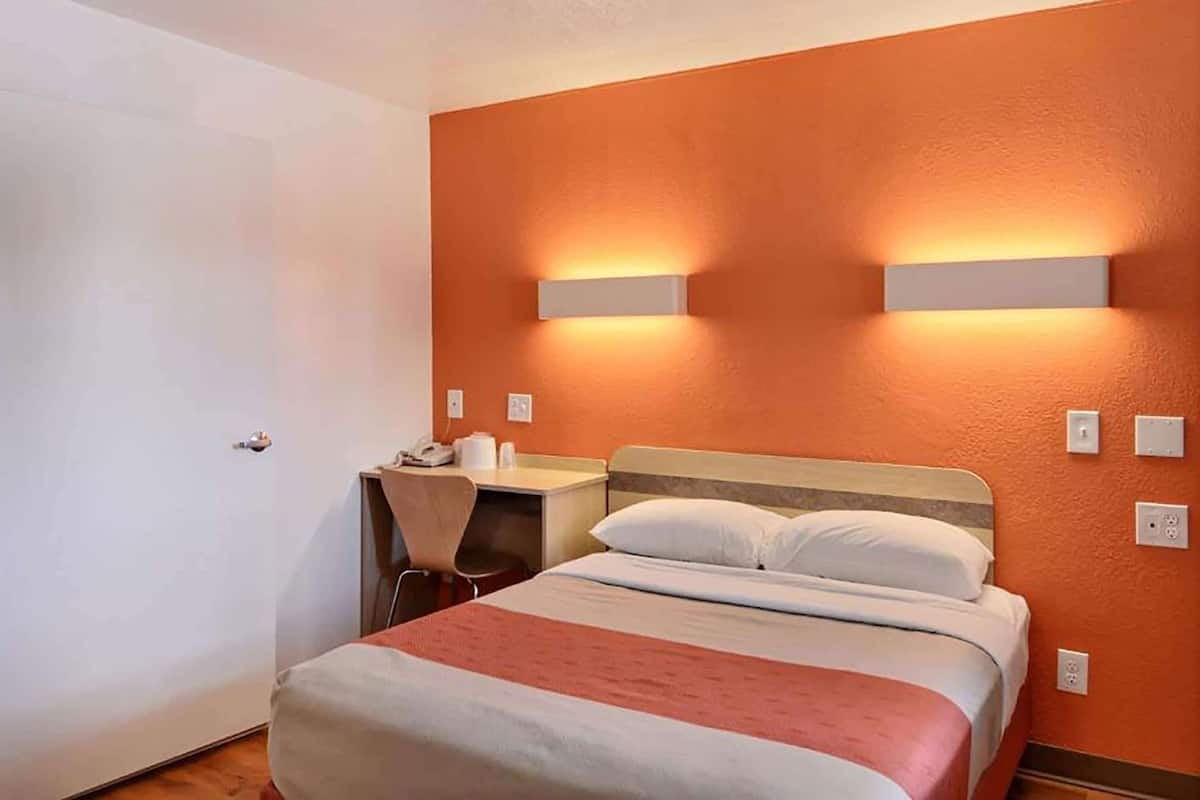 Blackout drapes, free WiFi, bed sheets