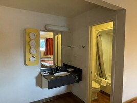 Cortinas blackout, wifi gratis y ropa de cama 