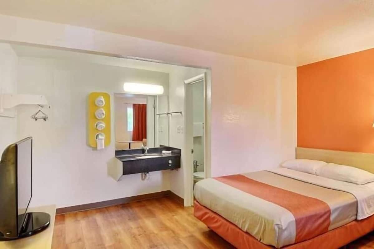 Blackout drapes, free WiFi, bed sheets