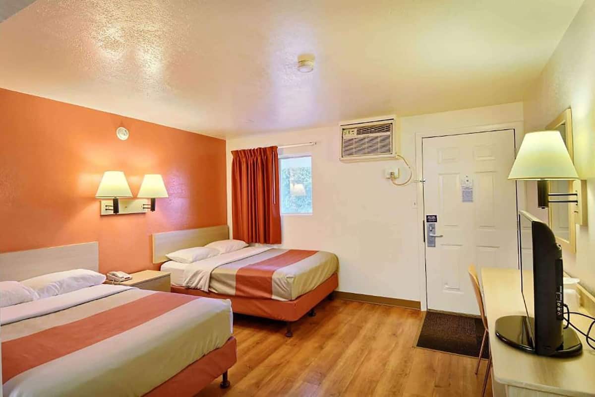Blackout drapes, free WiFi, bed sheets