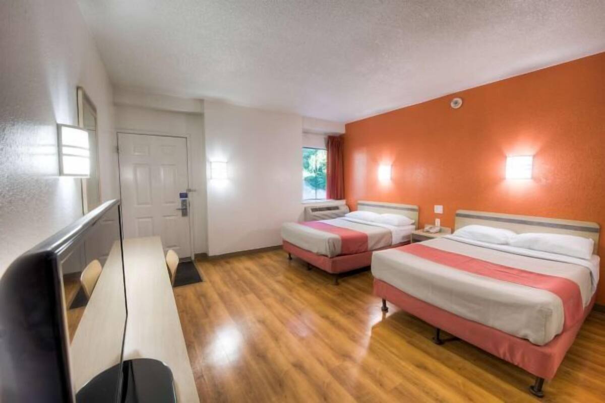 Laptop workspace, blackout drapes, soundproofing, WiFi (free)