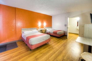 Laptop workspace, blackout curtains, soundproofing, free WiFi - Motel 6 Niantic, CT - New London (Niantic)