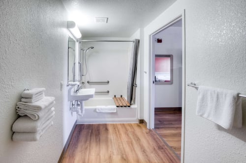 Combined shower/tub, towels, soap, toilet paper