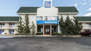 A motel with a '6' sign and a 'welcome' sign. - Motel 6 Niantic, CT - New London (Niantic)