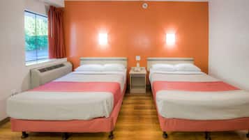 Kannettavalle tietokoneelle sopiva työtila, pimennysverhot, äänieristys