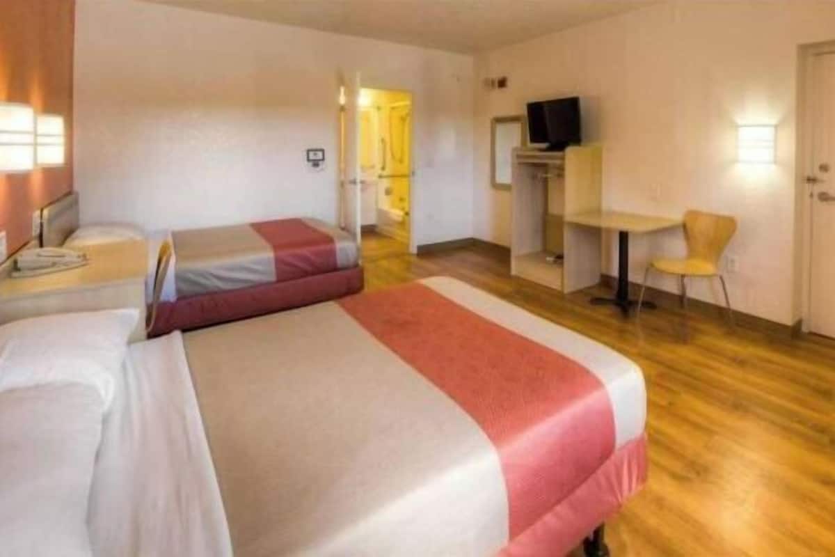 Laptop workspace, blackout drapes, soundproofing, free WiFi