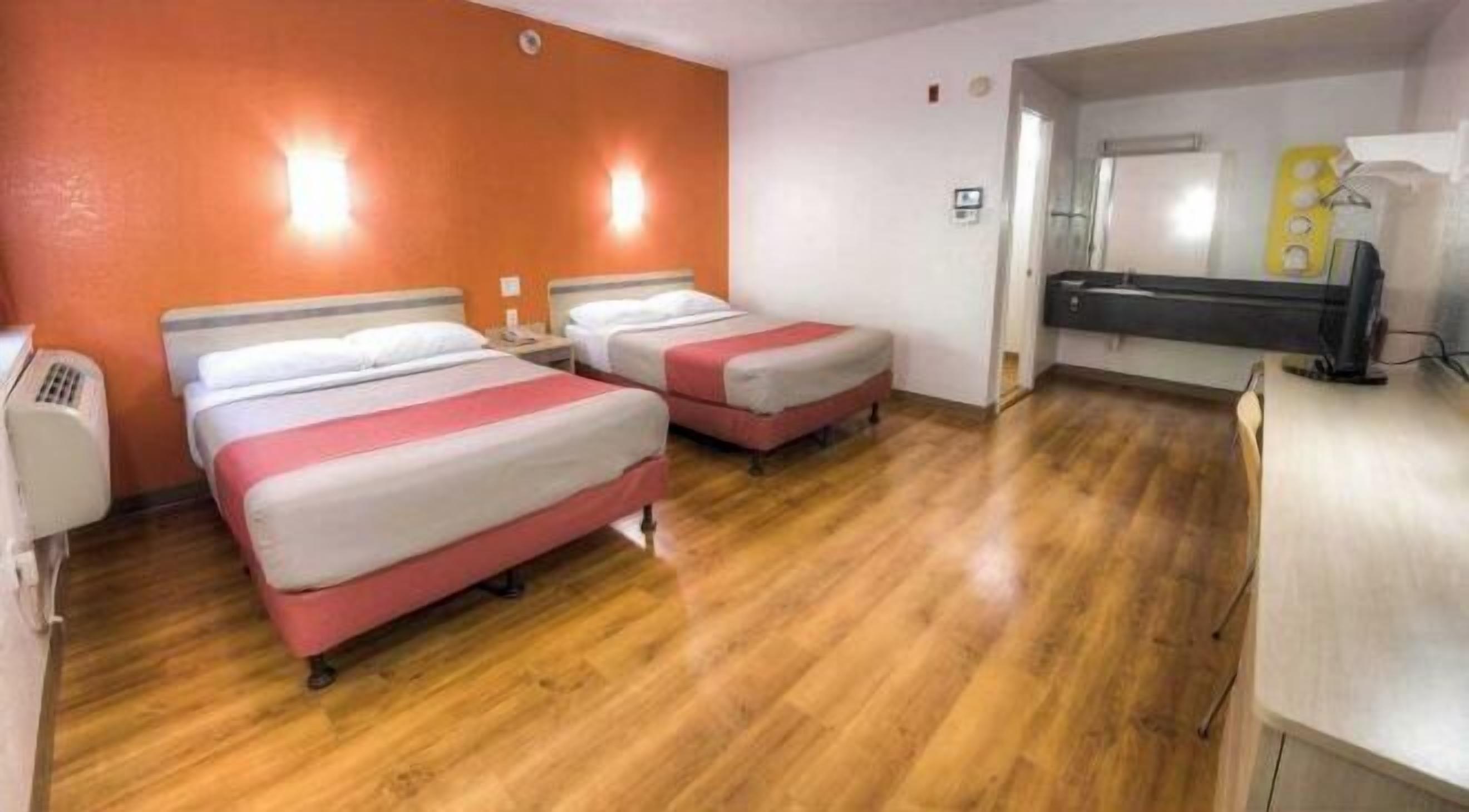 Laptop workspace, blackout drapes, soundproofing, free WiFi