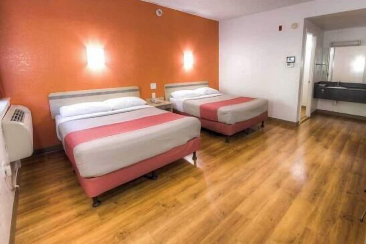 Laptop workspace, blackout drapes, soundproofing, free WiFi