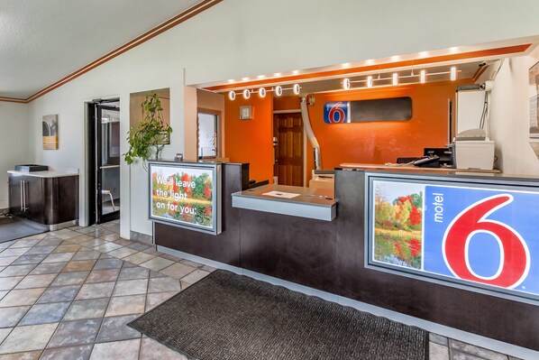 Reception - Motel 6 Kalamazoo (Kalamazoo)