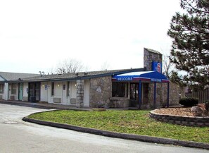 Property entrance - Motel 6 Kalamazoo (Kalamazoo)