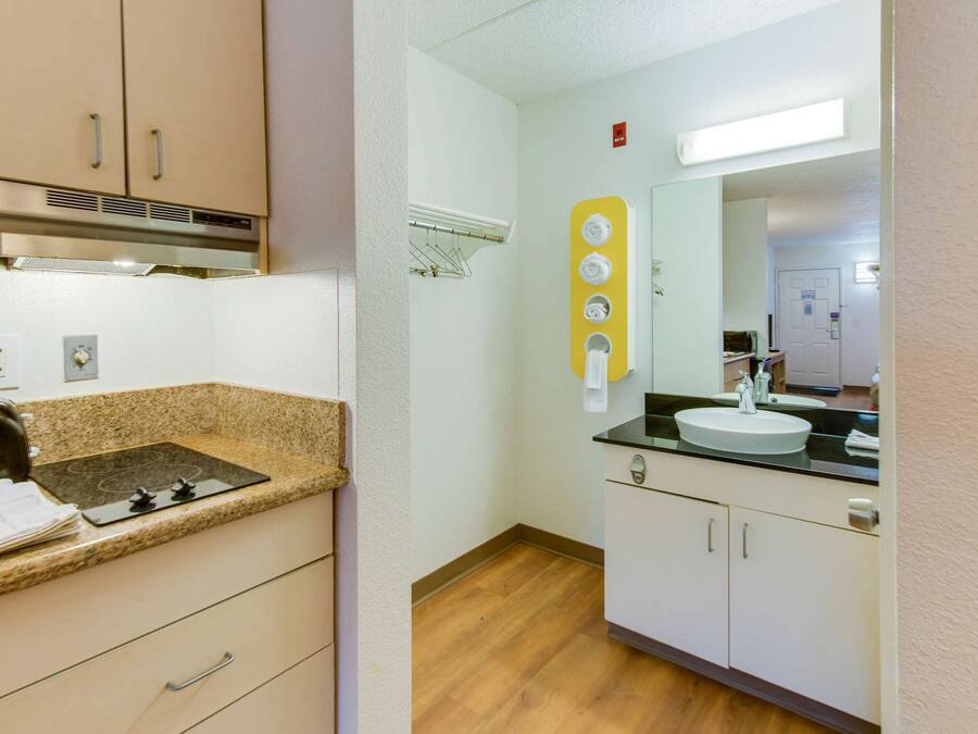 Combined shower/tub, towels