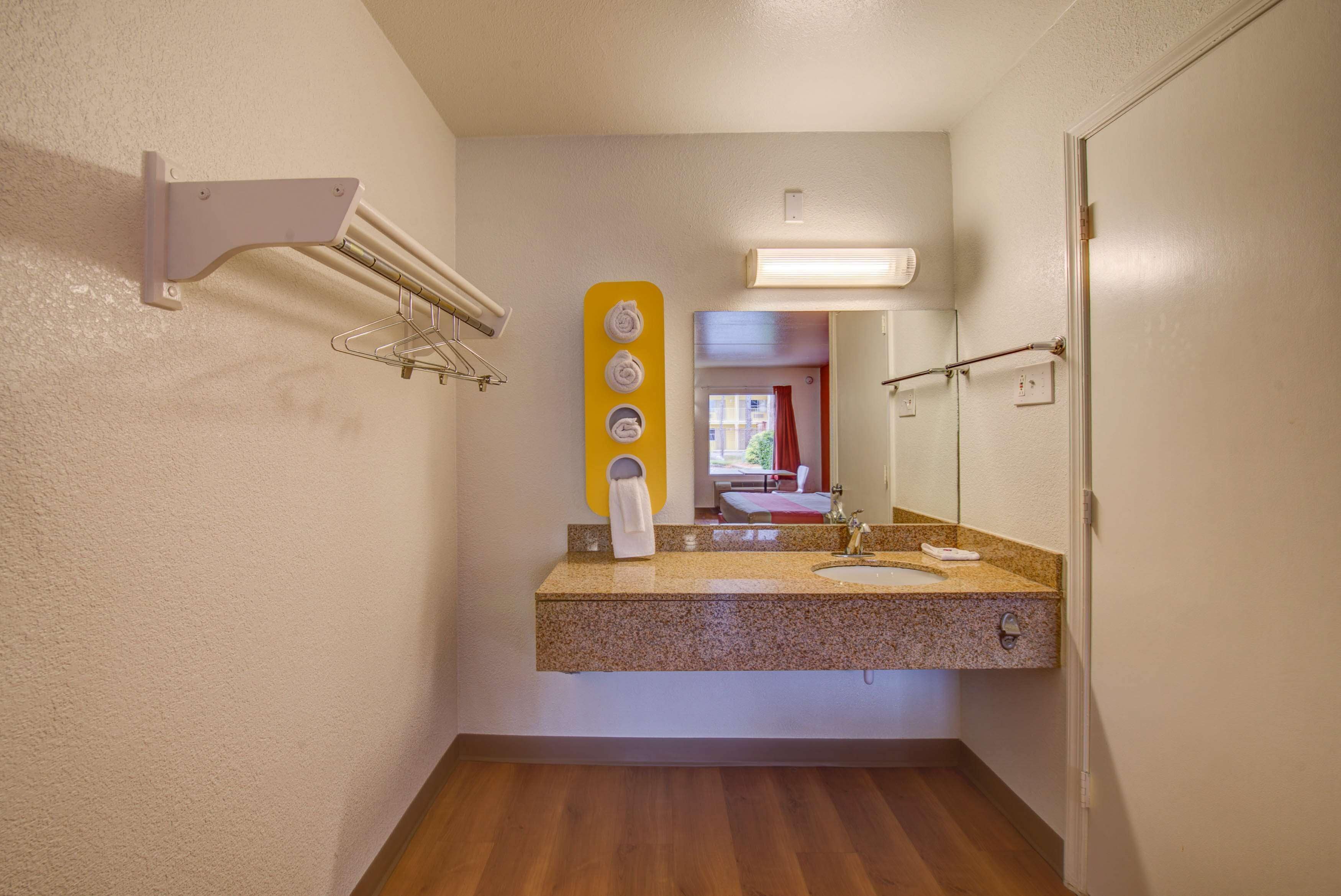 Foto - Travelodge by Wyndham Norfolk Airport