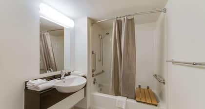 Travelodge by Wyndham Norfolk Airport
