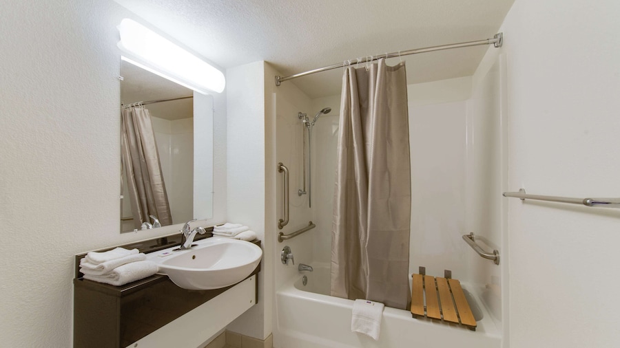 Travelodge by Wyndham Norfolk Airport