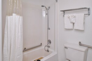 Un baño con bañera, ducha e inodoro.