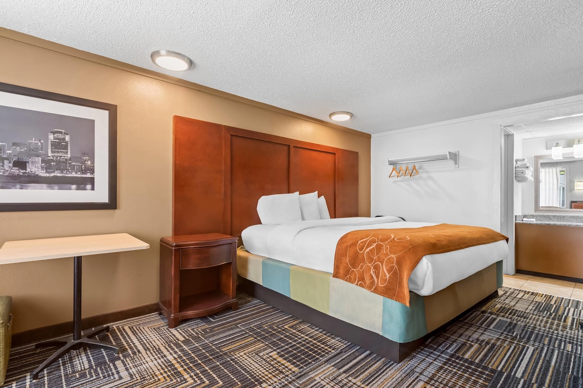 Room, 1 King Bed, Non Smoking (Upgrade) | WiFi (free), alarm clocks, bed sheets