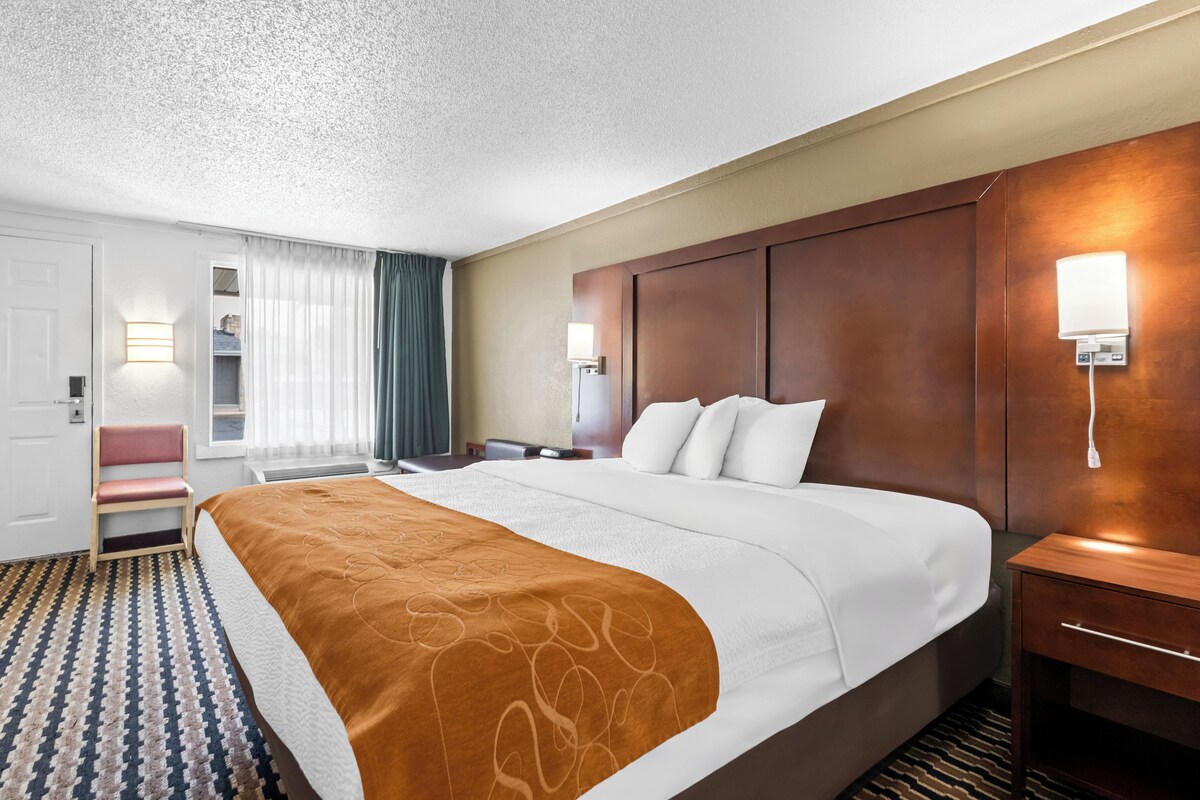 Room, 1 King Bed, Non Smoking (Upgrade) | Free WiFi, alarm clocks, bed sheets