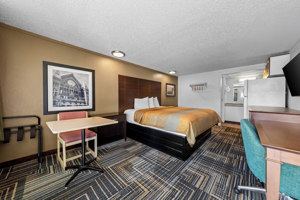 Room, 1 King Bed, Smoking (Upgrade) | Free WiFi, alarm clocks, bed sheets