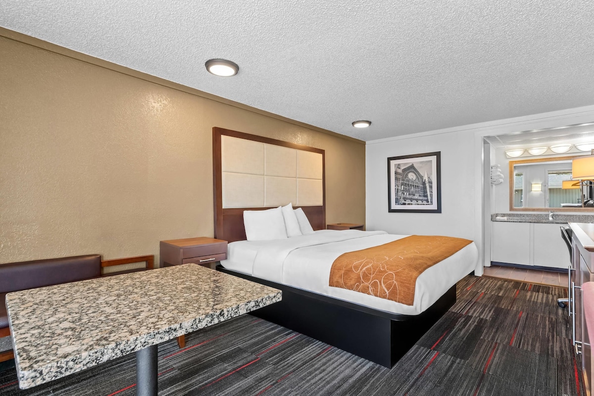 Standard Room, 1 King Bed, Smoking | WiFi (free), alarm clocks, bed sheets