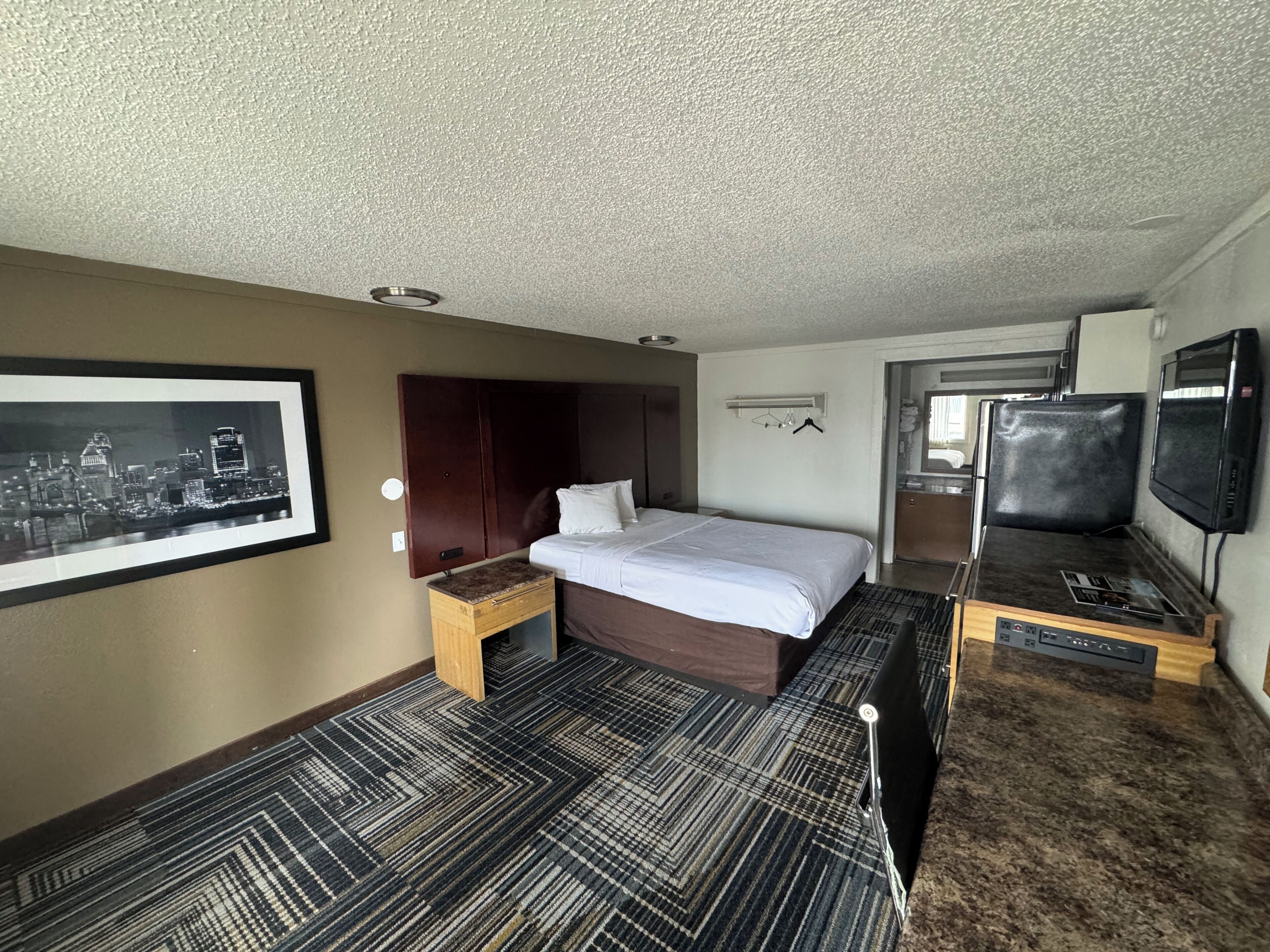 Room, 1 Queen Bed, Non Smoking | Free WiFi, bed sheets, alarm clocks