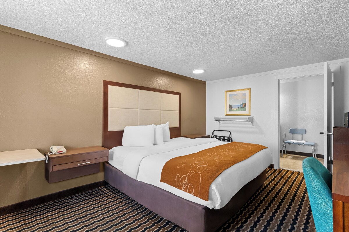 Room, 1 King Bed, Accessible, Non Smoking | Free WiFi, alarm clocks, bed sheets