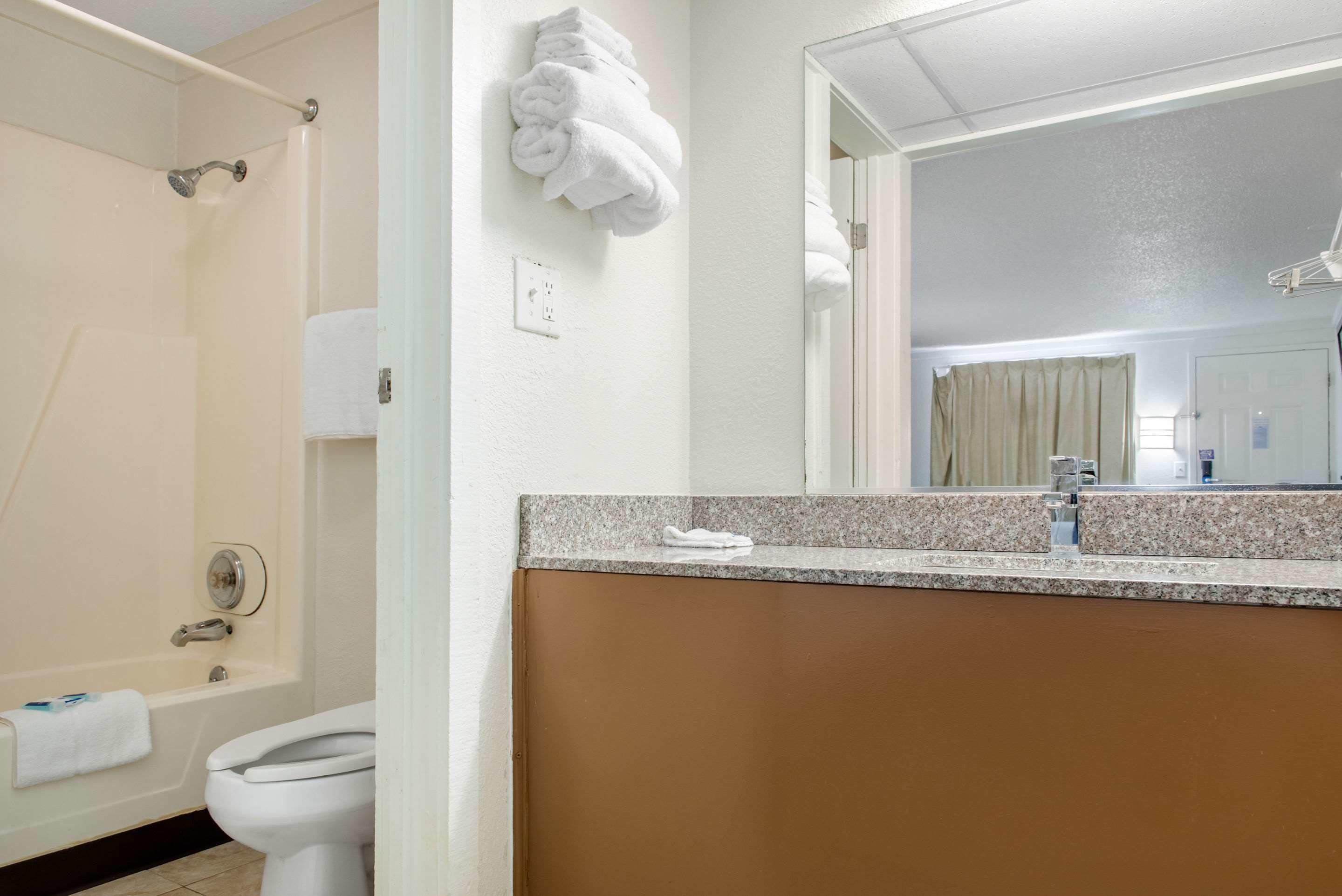 Combined shower/tub, free toiletries, towels