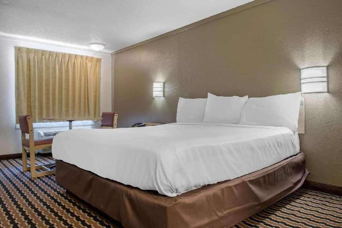 واي فاي مجانًا وملاءات أسرّة ومُنبهات