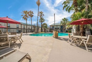 สระว่ายน้ำกลางแจ้ง