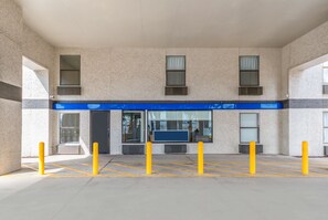 Exterior detail - Motel 6 Laredo, TX - North I-35 (Laredo)