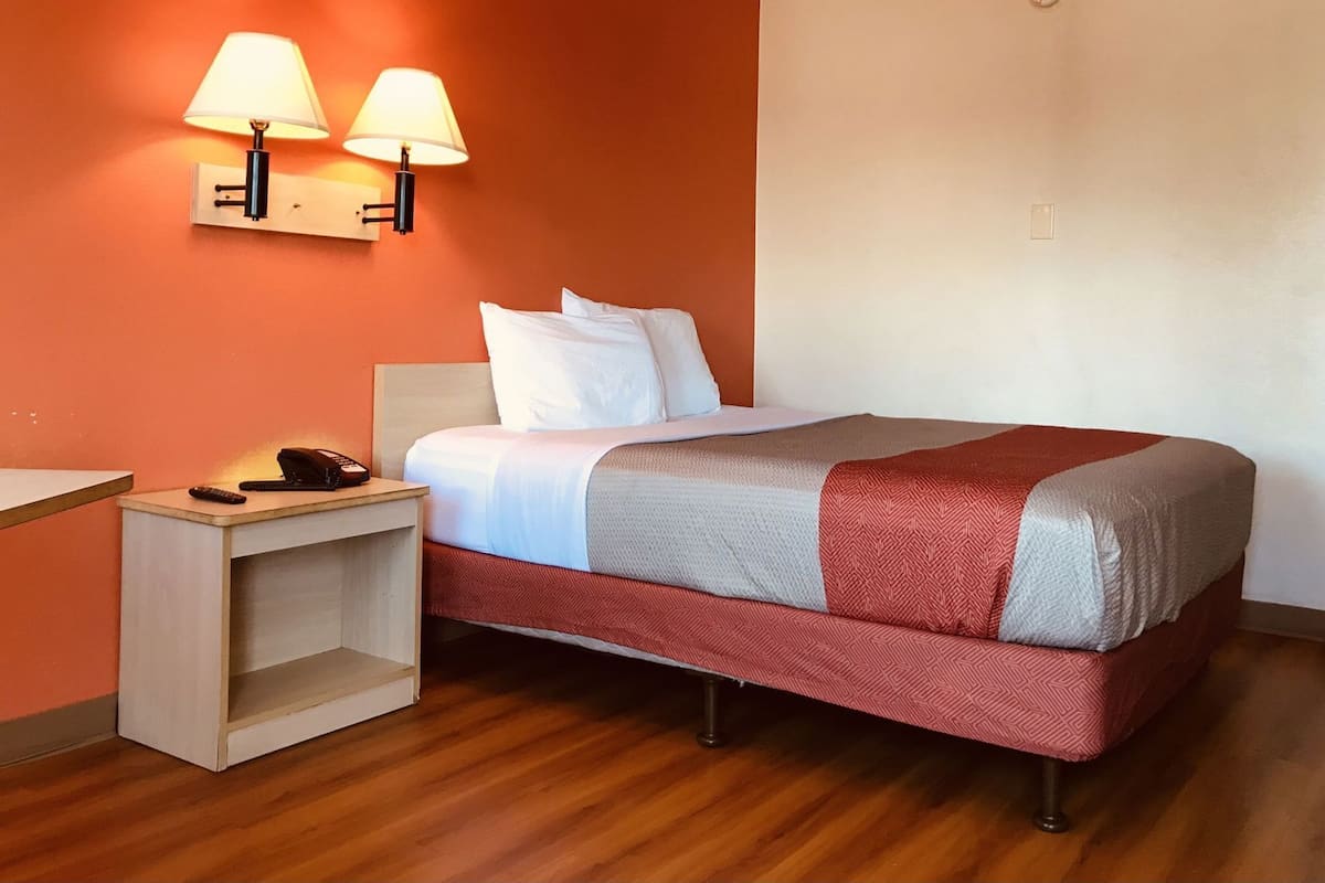 Escritorio, cortinas blackout, wifi gratis y ropa de cama