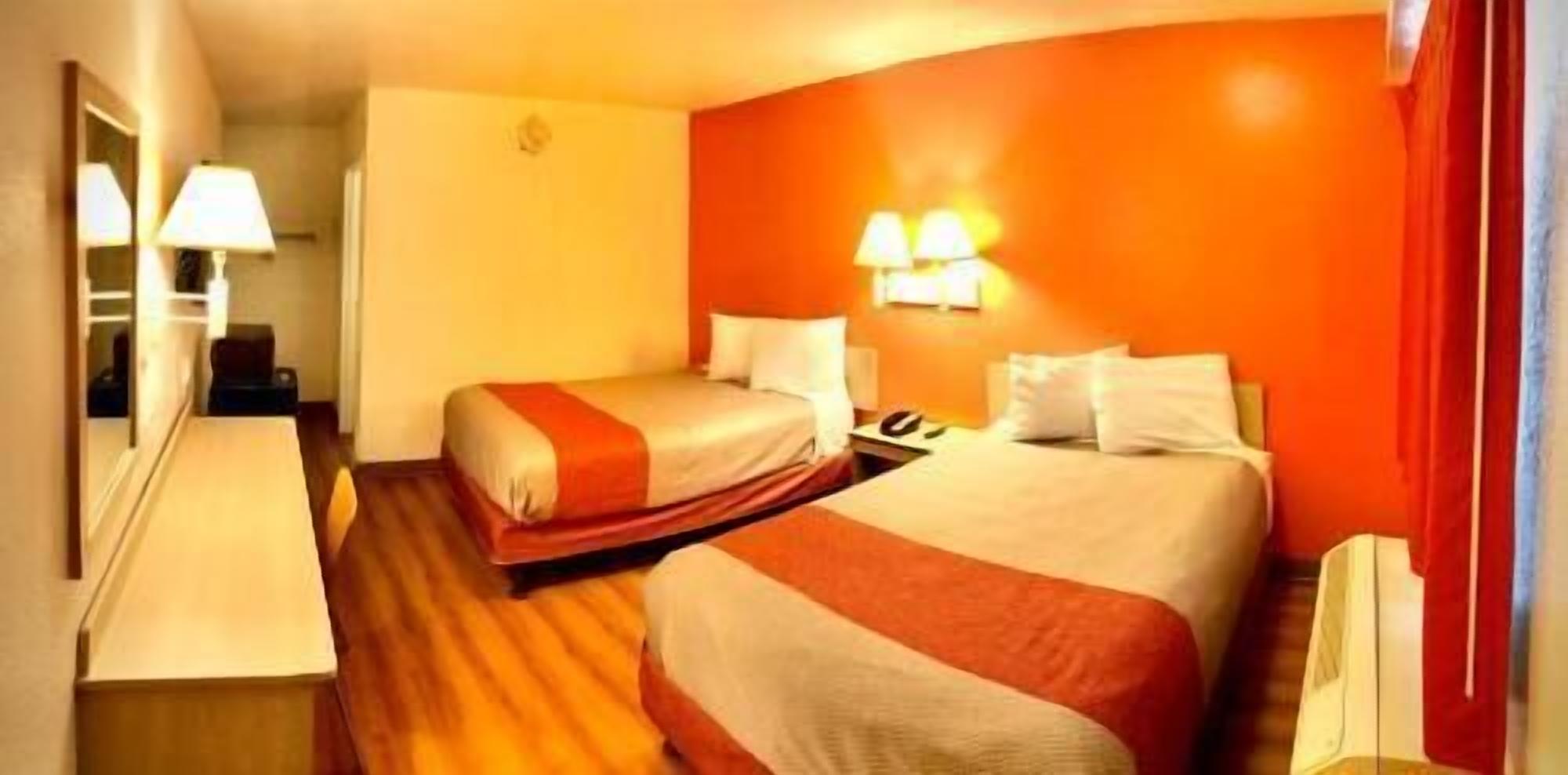 Escrivaninha, cortinas blackout, Wi-Fi de cortesia, roupa de cama