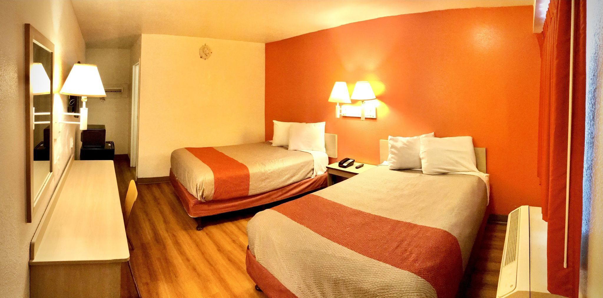 Escrivaninha, cortinas blackout, Wi-Fi de cortesia, roupa de cama