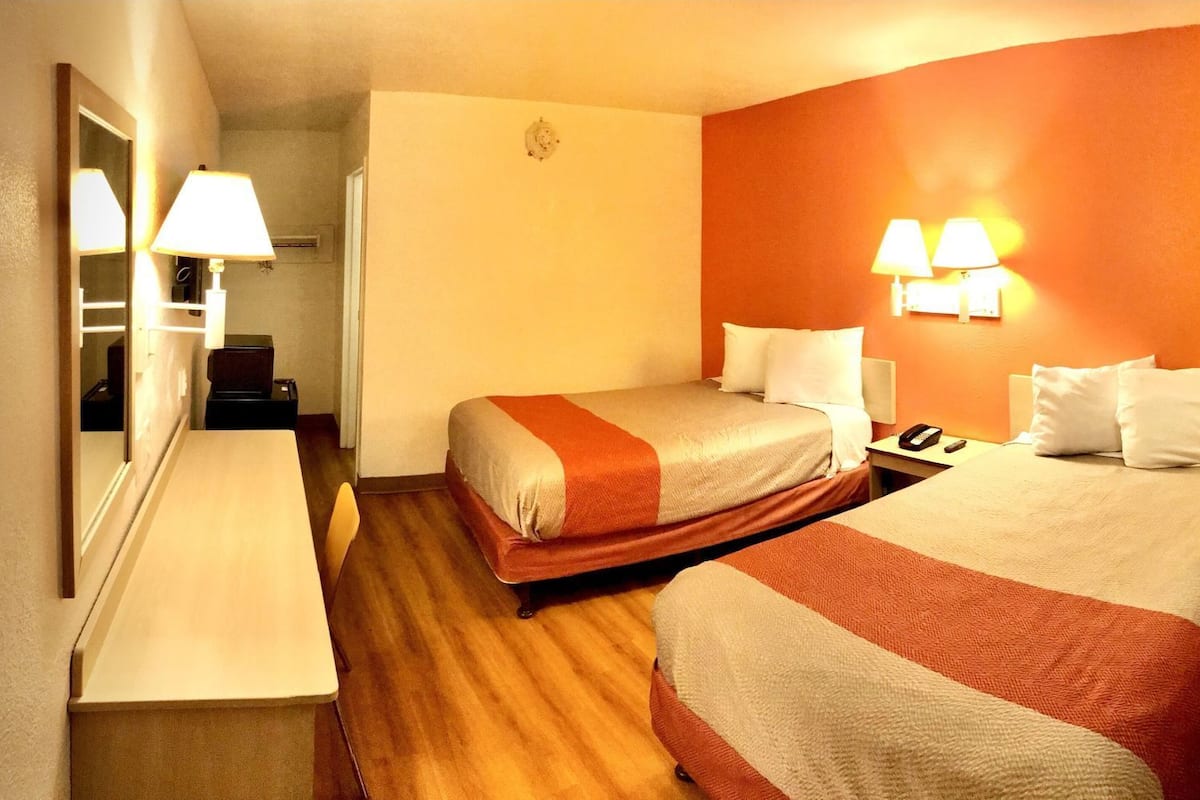 Escritorio, cortinas blackout, wifi gratis y ropa de cama