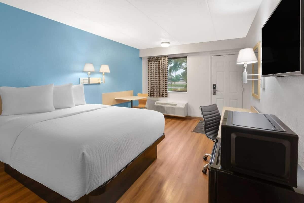 Escritorio, cortinas opacas, wifi gratis y ropa de cama