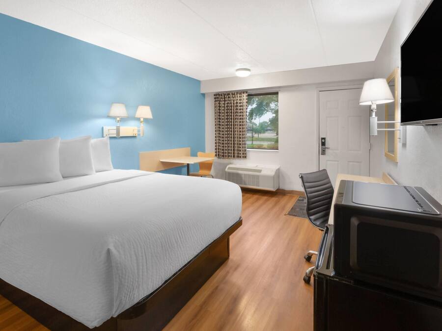 Escrivaninha, cortinas blackout, Wi-Fi de cortesia, roupa de cama