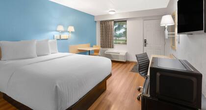 Travelodge by Wyndham Madison Heights MI