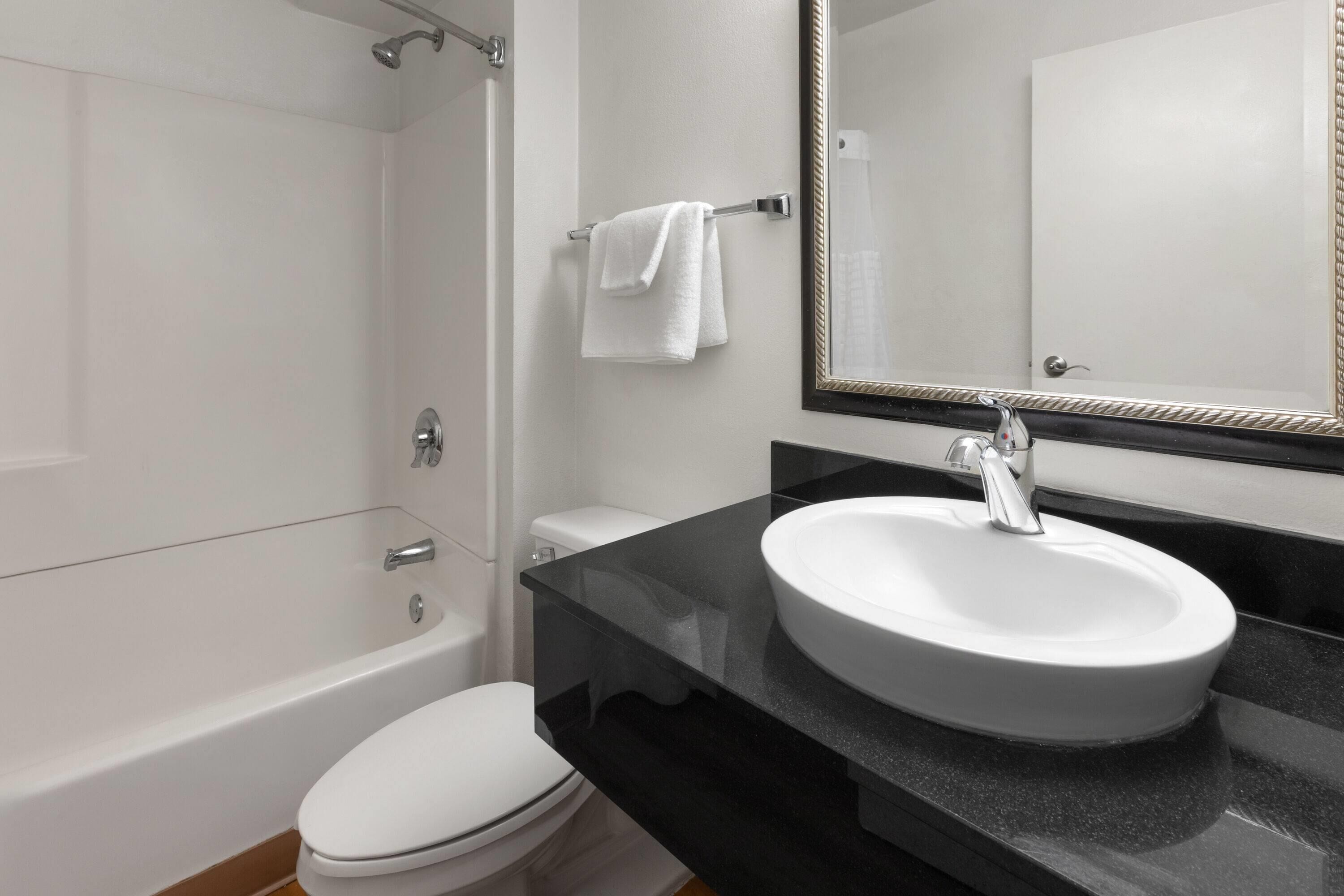 Bañera con ducha, toallas