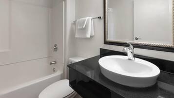 Bañera con ducha, toallas